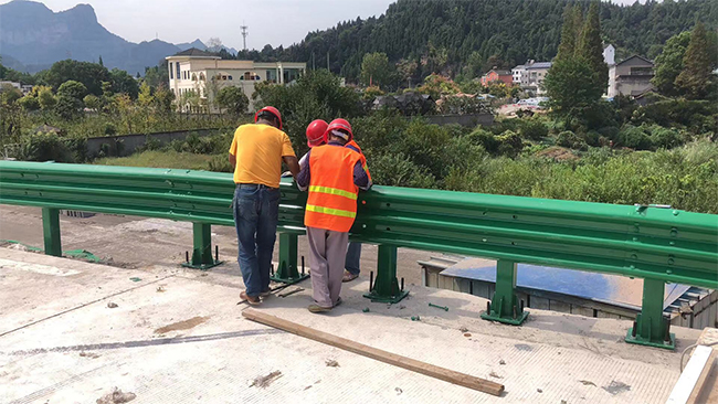 汉中高速公路护栏板的维护确保道路安全的关键环节